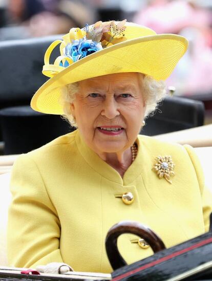 La reina Isabel II, en plenos festejos por su 90 cumpleaños, a su llegada a Ascot.