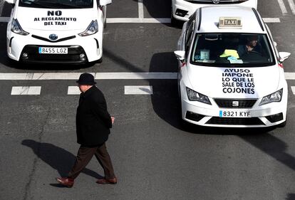 Concentración de taxistas en el paseo de la Castellana de Madrid, para protestar por el nuevo reglamento que quiere aprobar la Comunidad de Madrid, el 15 de febrero de 2023.