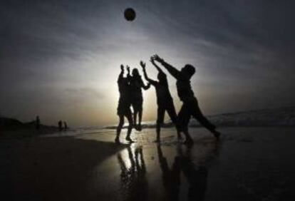 Unos niños juegan con una pelota.