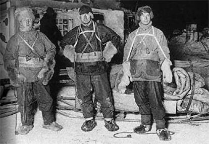Birdie Bowers, Bill Wilson y Cherry, en 1911, a punto de viajar en busca de huevos de pingüino.