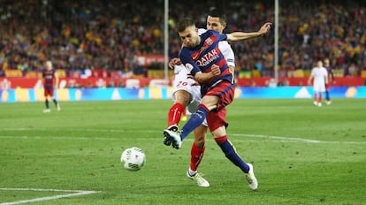 Jordi Alba supera a Vitolo y dispara a puerta, marcando el primer gol del Barcelona.
