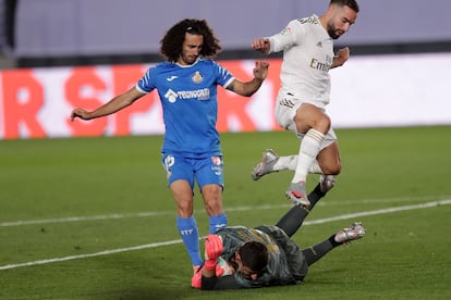 Courtois atrapa la pelota ante Cucurella.