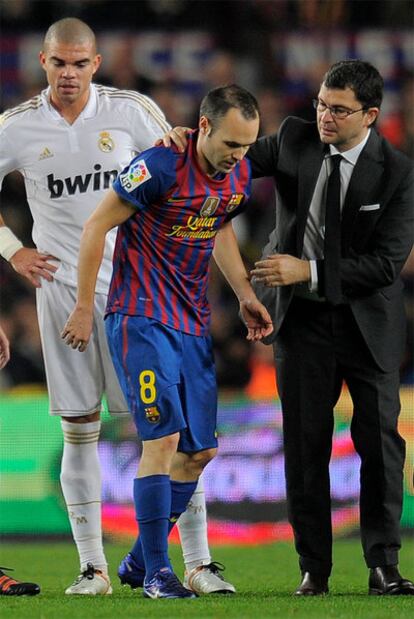 Iniesta abandona el campo lesionado durante el partido de Copa de anoche.