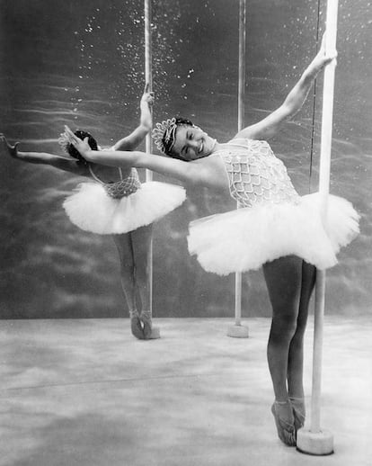 Esther Williams con tutú bajo el agua.