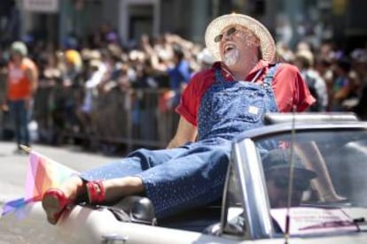 Baker sonriente, en un desfile del Orgullo Gay. |