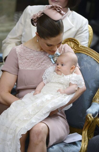 Estela de Suecia, en brazos de su madre, la princesa Victoria, el día de su bautizo en mayo del año pasado.