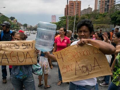 Un grupo de vecinos protesta en las calles de Caracas por la escasez de agua. / MIGUEL GUTIÉRREZ (EFE)