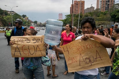 Un grupo de vecinos protesta en las calles de Caracas por la escasez de agua. / MIGUEL GUTIÉRREZ (EFE)