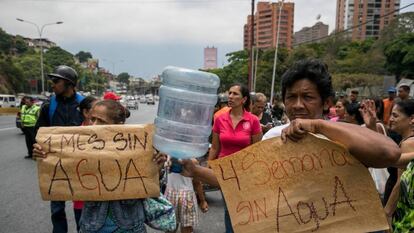 Un grupo de vecinos protesta en las calles de Caracas por la escasez de agua. / MIGUEL GUTIÉRREZ (EFE)