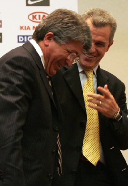 El presidente del Atlético, Enrique Cerezo (izquierda), con el nuevo técnico Javier Aguirre.