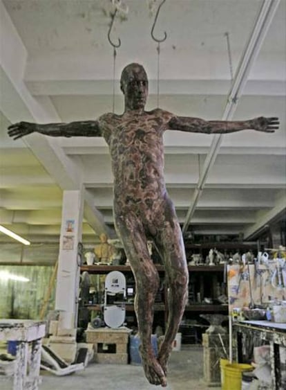 La obra del escultor Cosimo Cavallaro, que representa a un Jesucristo de chocolate a tamaño natural y completamente desnudo ha desatado la polémica en Nueva York, donde será expuesta en una galería.