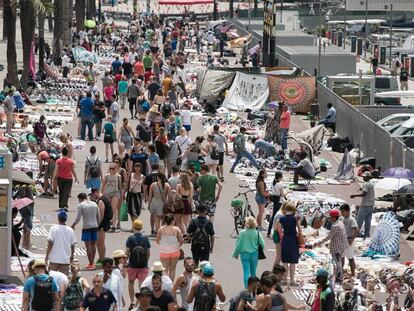 El paseo Joan de Borbó se convirtió en 2019 en un verdadero zoco