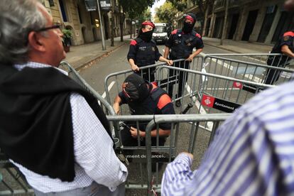 Agentes de los Mossos d'Esquadra blindan los accesos a la Delegación del Gobierno en Cataluña momentos antes de la concentración convocada por 'Pícnic per la República', este domingo en Barcelona.