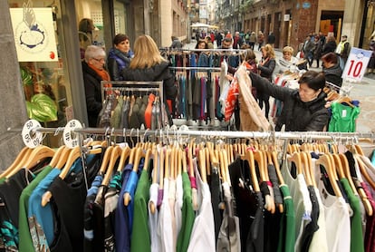 BILBAO, 01/03/2013.- Una mujer observa las ofertas de uno de los puestos del mercado de gangas del Casco Viejo de Bilbao.