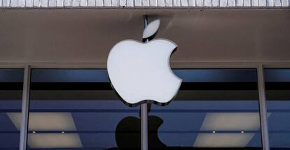 Logo de Apple en una tienda en Washington