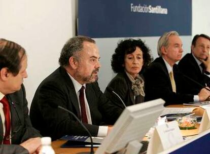 De izquierda a derecha, Mariano Segura, Ignacio Polanco, Mercedes Cabrera, Álvaro Marchesi y Emiliano Martínez, ayer durante la inauguración de la Semana Monográfica de la Educación de Santillana.