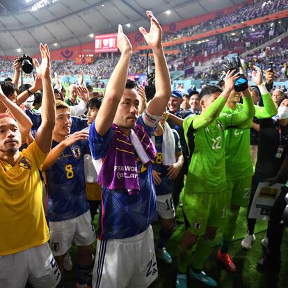 Doha (Qatar), 01/12/2022.- Players of Japan applaud their fans after winning the FIFA World Cup 2022 group E soccer match between Japan and Spain at Khalifa International Stadium in Doha, Qatar, 01 December 2022. (Mundial de Fútbol, Japón, España, Catar) EFE/EPA/Neil Hall
