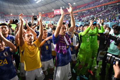 Jugadores de la selección japonesa aplauden tras el partido contra España.