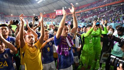 Jugadores de la selección japonesa aplauden tras el partido contra España.