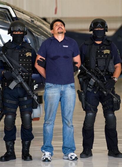 Arnoldo Rueda, miembro del cartel <i>La Familia,</i> el sábado en la sede de la Policía Federal en México.