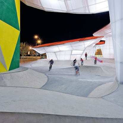La Factoría Joven de Mérida es un edificio ligero de policarbonato, diseñado por los arquitectos José Selgas y Lucía Cano, que con un presupuesto reducido trata de adaptarse a los gustos de las nuevas generaciones en un entorno verde.
