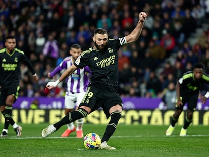 Benzema marca de penalti el primer gol del Real Madrid ante el Valladolid este viernes.