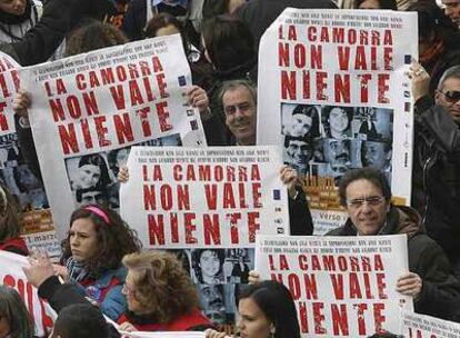 Manifestantes contra las mafias muestran carteles en los que puede leerse: "La Camorra no vale nada".