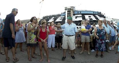 Protesta de vecinos de Carboneras, ayer ante El Algarrobico.