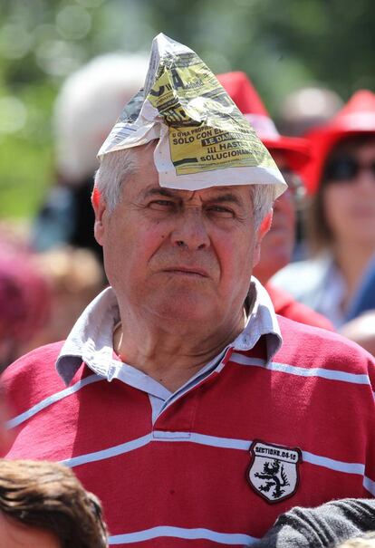 A falta de gorra, sombrero o sombrilla, este asistente al mitin del PSM utilizó una hoja de periódico para cubrirse la cabeza.