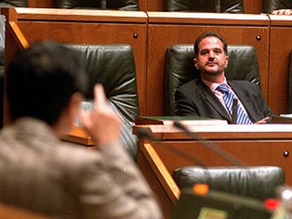 El presidente del PP vasco, Carlos Iturgaiz, durante el pleno en la Cámara vasca.