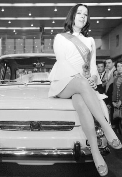 Madrid, 27 de mayo de 1968. La cantante Massiel ejerciendo de madrina en la presentación del nuevo Seat 850 Especial.