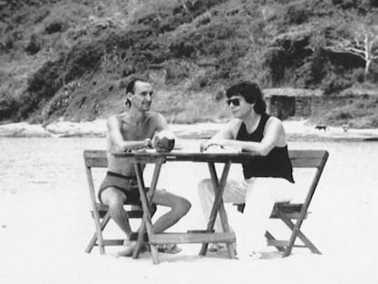 Javier Anastasio (izquierda), entrevistado en diciembre de 1990 por el periodista Jesús Quintero en la isla brasileña de Buzios.