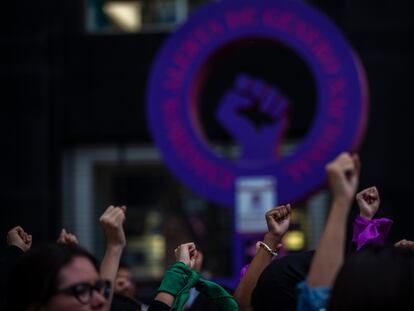 Mujeres levantan las manos durante una protesta feminista en Ciudad de México