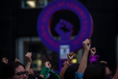 Mujeres levantan las manos durante una protesta feminista en Ciudad de México