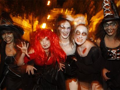 Un grupo de chicas disfrazadas de brujas celebra la fiesta de Halloween.