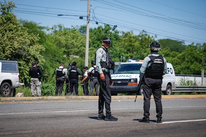 Miembros de la SEDENA retiran vehículos dañados tras un enfrentamiento en Culiacán (Sinaloa), el 9 de septiembre de 2024.