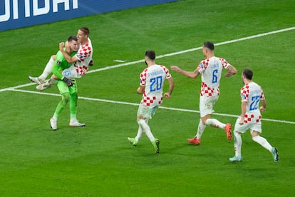 Dominik Livakovic celebra junto a varios de sus compañeros el pase a cuartos.