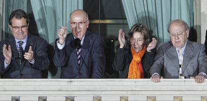 Artur Mas, Josep Antoni Duran, Marta Llorens y Jordi Pujol, en el balcón del hotel Majestic.