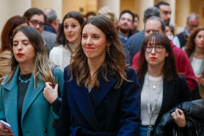 La ministra de Igualdad, Irene Montero, en el centro, a su llegada al pleno del Senado, este martes.