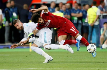 Ramos y Salah, en la acción que lesionó al delantero del Liverpool.
