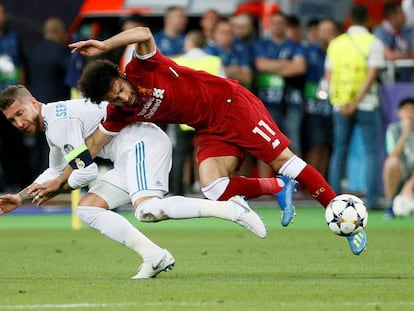 Ramos y Salah, en la acción que lesionó al delantero del Liverpool.