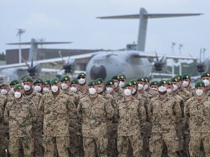 Las últimas tropas alemanas retiradas de Afganistán forman ante un avión A400M a su llegada a la base de Wunstorf, en Baja Sajonia, este miércoles.