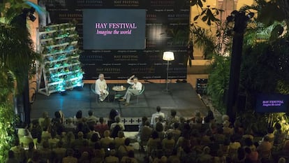 Héctor Abad Faciolince y Manuel Vilas en una de las ediciones del Hay Festival de Cartagena.