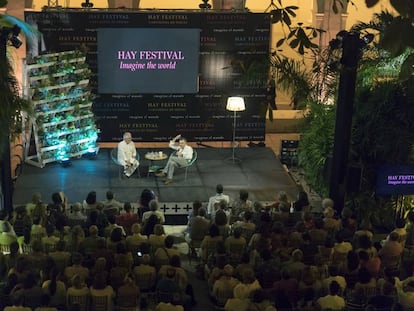 Héctor Abad Faciolince y Manuel Vilas en una de las ediciones del Hay Festival de Cartagena.