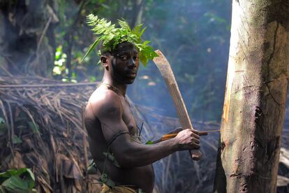 Un baka se prepara para una jornada de caza en la reserva de Dja, Camerún.