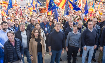 En primera fila, desde la izquierda, José María Aznar, Isabel Díaz Ayuso, Alberto Núñez Feijóo, José Luis Martínez-Almeida y Alfonso Serrano, en la manifestación del domingo en Madrid.