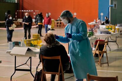 Personal sanitario realiza pruebas de coronavirus en el polideportivo de Salvatierra (Álava), este viernes.