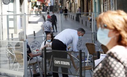 Una terraza en la calle del Carmen, en el centro de Madrid. El sector servicios ha sido uno de los más afectados por la pandemia.