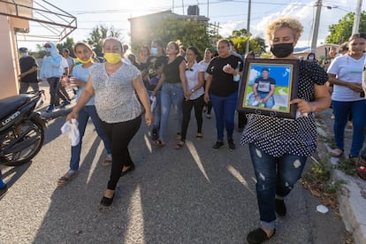 El cortejo fúnebre con los restos de Juan Alberto Soto, uno de los migrantes fallecidos, en la comunidad de Cañafistol, Baní, República Dominicana.