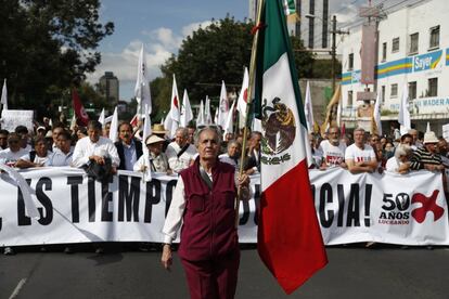 Una manifestante sostiene una bandera mexicana que encabeza la marcha en recuerdo de la matanza de Tlatelolco, el 2 de octubre de 2018, en Ciudad de México.